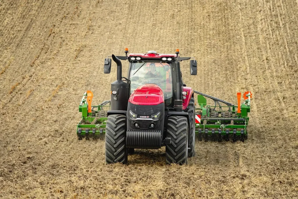 Case IH Magnum-traktor i arbeid på et jorde med tilkoblet jordbearbeidingsutstyr, sett forfra.