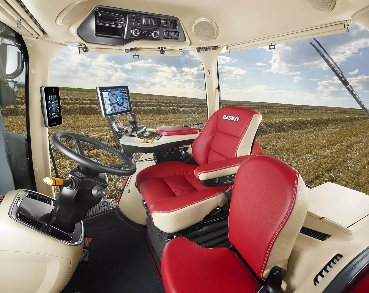 Interiør av Case IH Magnum AFS Connect-traktor, med premium sete, digitalt kontrollpanel og berøringsskjerm.