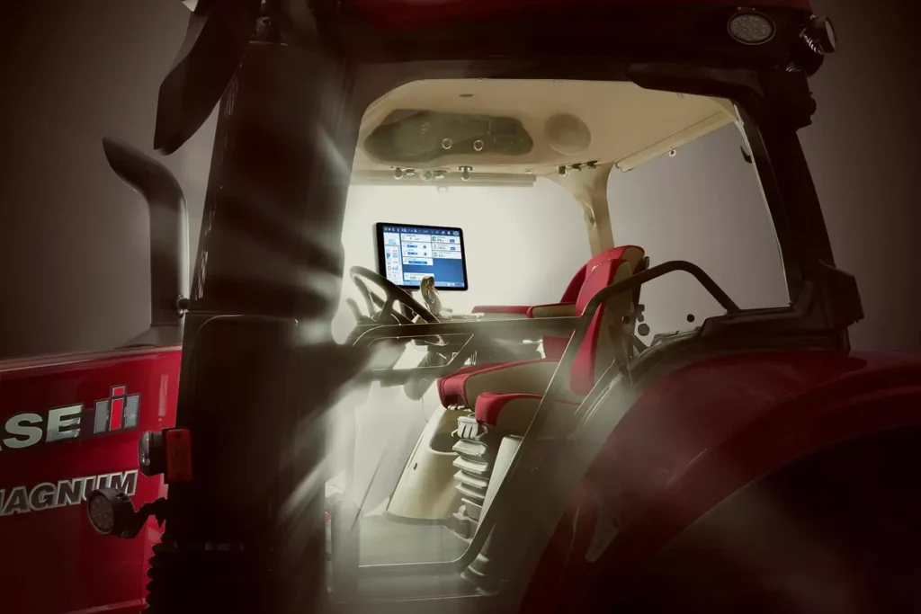 Interiørbilde av Case IH Magnum AFS Connect-traktor med premium sete og avansert digitalt kontrollsystem.