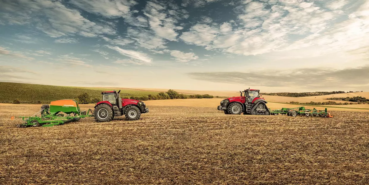 To Case IH Magnum-traktorer arbeider på et jorde med tilkoblet så- og jordbearbeidingsutstyr.