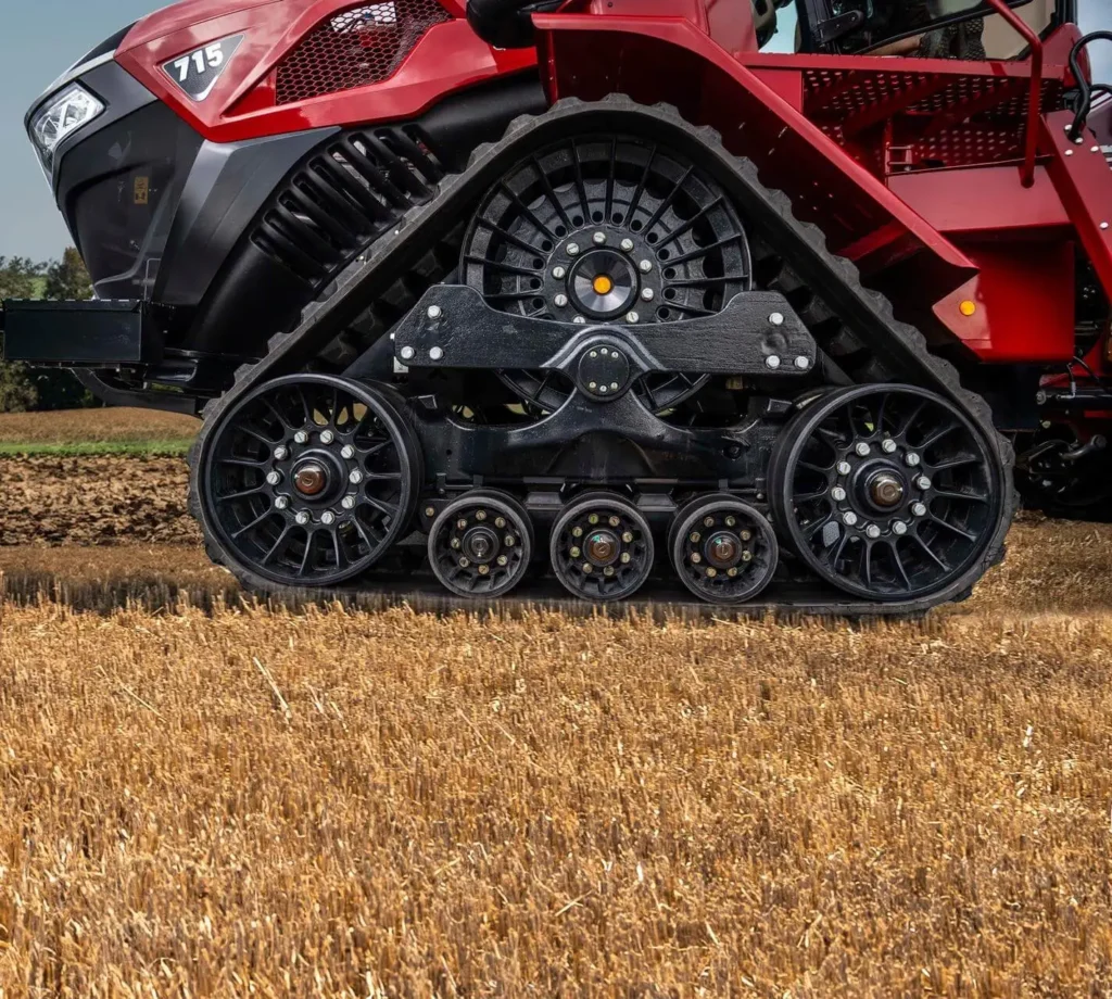 Nærbilde av beltesystemet på en Case IH Quadtrac 715, som viser de robuste beltene og understellets design for maksimalt grep og stabilitet.