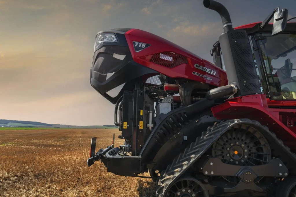 Nærbilde av Case IH Quadtrac 715 traktor med panseret åpent, avdekkende motor og komponenter.