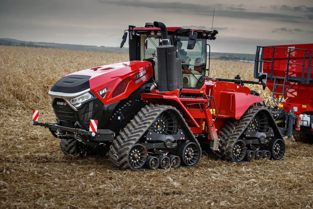 Case IH Quadtrac 645 traktor med beltedrift arbeider på et maisfelt.