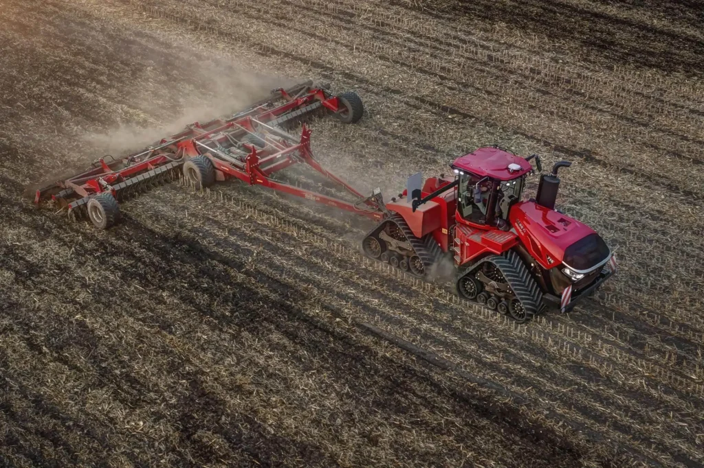 Case IH Quadtrac traktor sett ovenfra, jobber på en åker med et stort redskap festet bak.