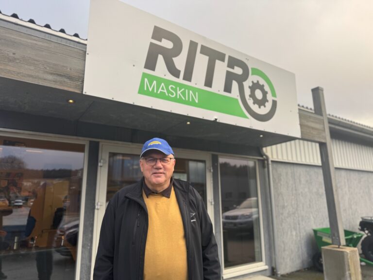 Øystein Selbæk poserer foran Ritro i Bjugn