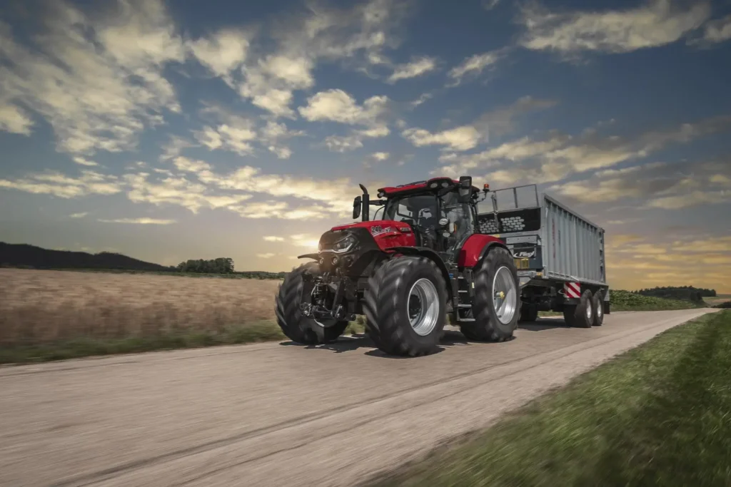 Case IH Puma 240 drar en grå henger på landevei.