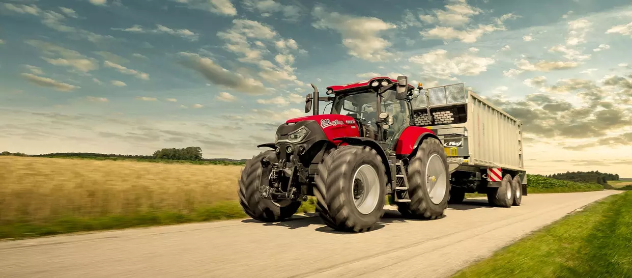 Case IH Puma 240 CVXDrive traktor på vei med tilhenger