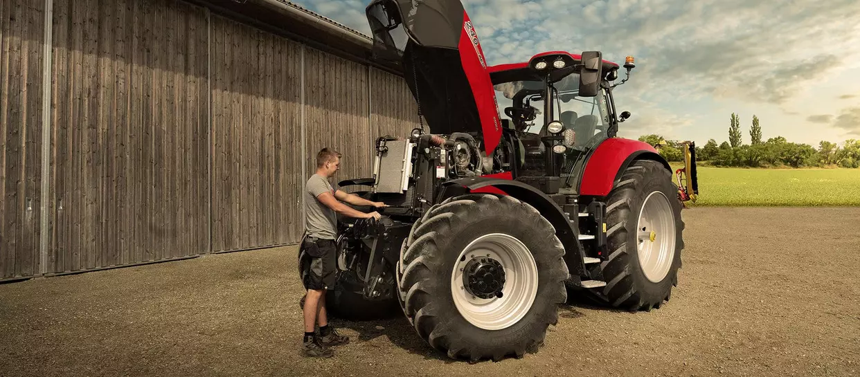 Bruker utfører vedlikehold på en Case IH Puma 240 CVXDrive traktor