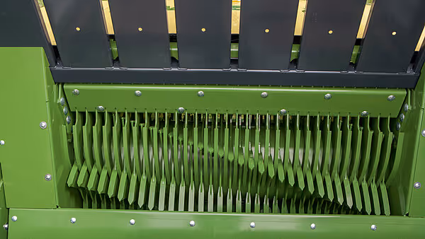Rotorballen på KRONE AX sett ovenfra viser parallelt arrangerte grønne metallplater for hakking av fôr.