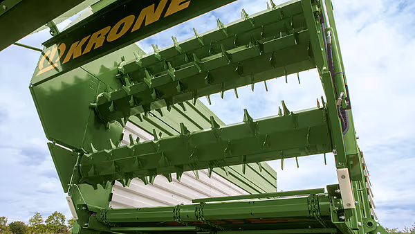 Åpen pressekurv på KRONE AX-vogn viser de innfellbare rekkene med spiker for grip av halm under pressen.