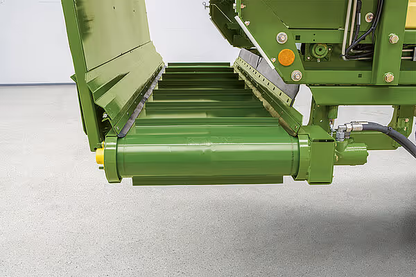 Bakre utmatning på KRONE AX-vogn med valse for utlevering av presset halmballer.