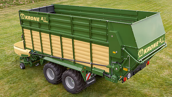 KRONE AX høstevogn sett fra luftig perspektiv, med tomt lasterom og løsrivbar hakkemaskin på siden.