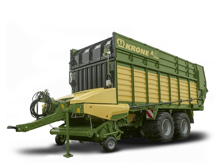 KRONE AX selvlastende forvogn i grønn og gul farge med stor lastecontainer, pickup-aggregat foran og tandemaksling, fotografert mot svart bakgrunn.