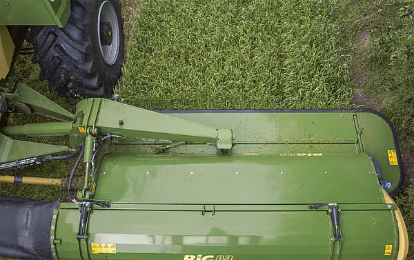 Ovenfrabilde av slåtteenhetens rotorer og mekanisme på KRONE Big M maskin. Grønn slåtteenhet med tydelig BIG M merking på grønt gras.