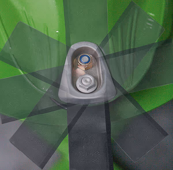 Detaljbilde av slåskivenes underside på KRONE Big M 450, som viser knivfestene og roterende slåskiver. Bildet illustrerer slåmekanismen fra undersiden.