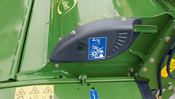 Kontrollpanel med blå informasjonsskilt på KRONE Big M 450 slåmaskin. Panelet viser driftsinstruksjoner og sikkerhetsinformasjon.