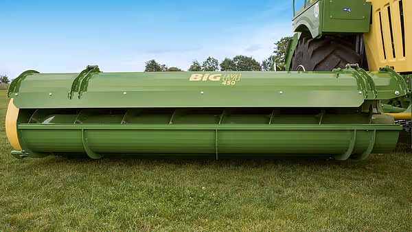 Nærbilde av Krone Big M 450 sin grønne slåtteenhet med roterende kniver og kondisjoneringsvalser. Aggregatet er designet for effektiv kutting og kondisjonering av gress og fôrvekster.