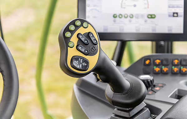 Kontrollarmen til KRONE Big M 450 mower med gule og sorte betjeningsknapper og digital display, montert i førerkabinen.