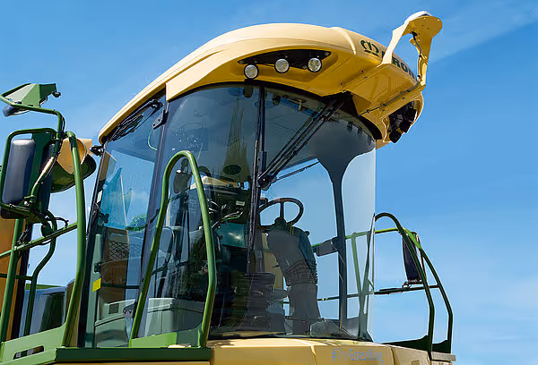 Førerkabinen til KRONE Big M 450 selvgående slåmaskin med panoramavindu og ergonomisk utformet arbeidsplass.