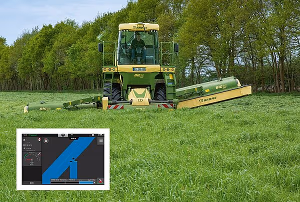 Krone Big M 450 slåmaskin med bred arbeidsbredde på grønn eng. Bildet inkluderer et lite skjermbilde som viser GPS-navigasjon eller maskindata.