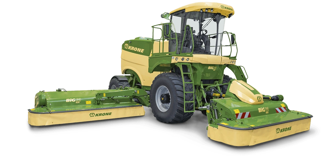KRONE Big M 450 slåmaskin med tre meieskjermer på svart bakgrunn. Maskinen er grønn og gul med førerhus og store hjul.