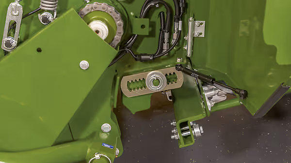 Knekkbolt og sikkerhetskutch på KRONE storballpresse, viser overbelastningsbeskyttelse i grønt metallhus.