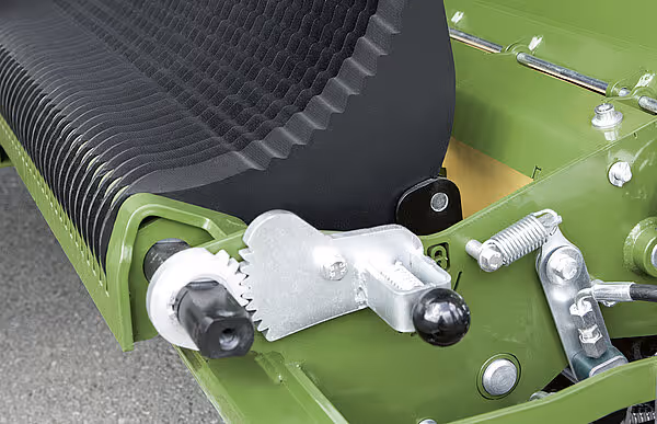 Detaljbilde av den hydrauliske justeringsmekanismen på KRONE Big Pack Gen 5, som viser presisjonssystemet for optimal ballkomprimering.