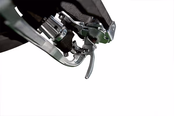 Nærbilde av trekkrok og hydrauliske koblinger på KRONE Big Pack Gen 5 rundballpresse.