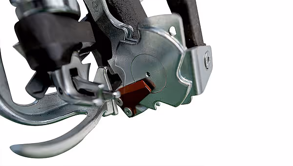 Detaljbilde av hydraulisk kobling med sikkerhetslås på KRONE Big Pack Gen 5 landbruksmaskin.