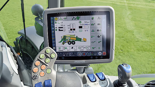 Traktorhytte med ISOBUS-terminal og joystick for betjening av KRONE BigPack rundballpresse.