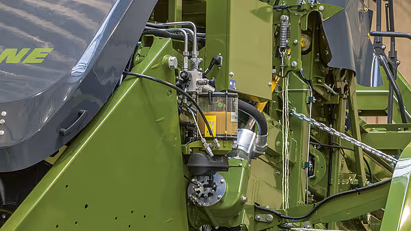 Hydrauliske komponenter og styresystemer på KRONE Big Pack ballepresse med synlige slanger og ventiler. Maskinens grønne lakk og mekaniske detaljer fremgår tydelig.