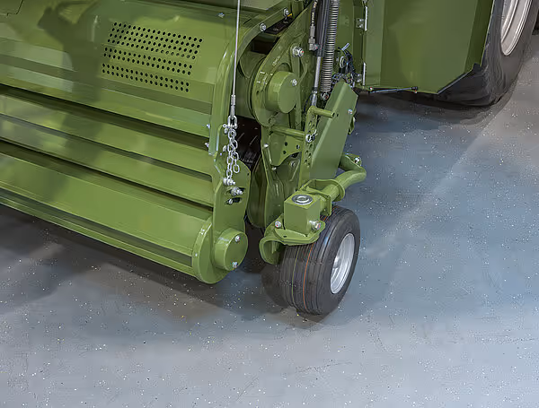 Nærbilde av transporthjulene og understell på en Krone Big Pack HDP II storballpresse.