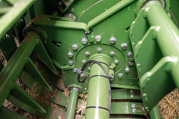 Nærbilde av KRONE Big Pack HDP-II sin grønne hydrauliske rotor med bolter og tilkoblingsmekanisme.