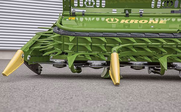 Frontvisning av KRONE XCollect maishøstehode med sikkelskiver og gule maisneser.