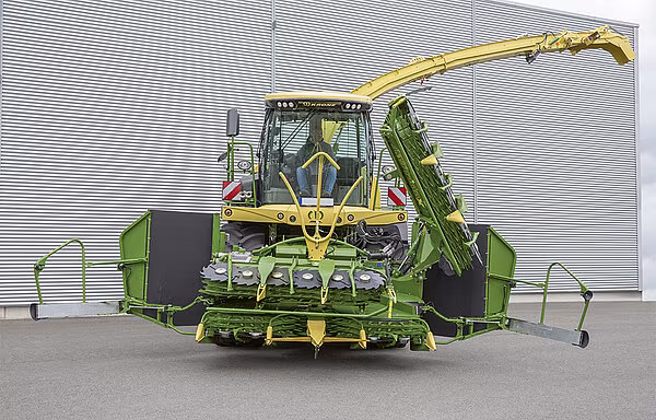 KRONE XCollect maishøstehode i transportposisjon med automatisk beskyttelsesduk, sett fra siden.