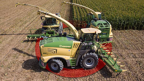 Krone BiG X finsnitter i arbeid på åker, med tegning som illustrerer manøvrerbarheten.