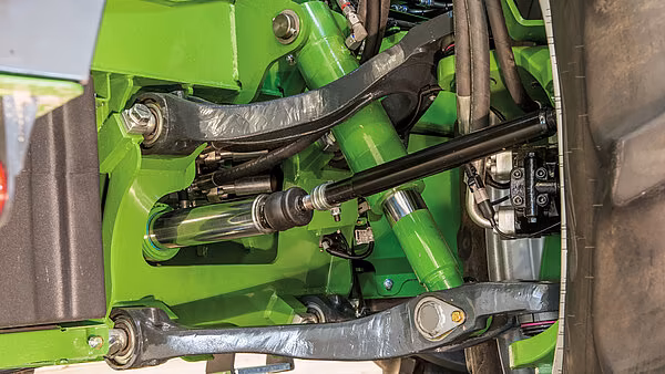 Nærbilde av fjærdempet styreaksel på Krone BiG X finsnitter.