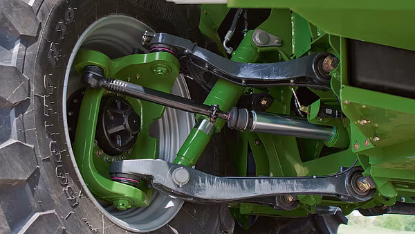 Nærbilde av forhjulsdrift og styrearmer på Krone BiG X finsnitter.