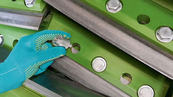 Justering av kniv og motkniv på Krone kuttertrommel ved hjelp av eksenterplate.