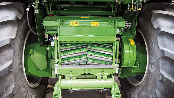 Frontvisning av Krone Big X kutteenhet med bred kuttertrommel mellom hjulene.