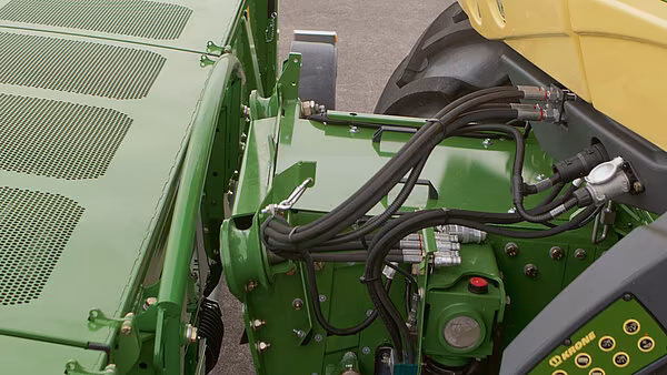 Hydrauliske og mekaniske tilkoblinger for KRONE frontaggregat.