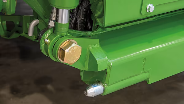 Låsebolt på rammen som sikrer frontaggregatet i posisjon.