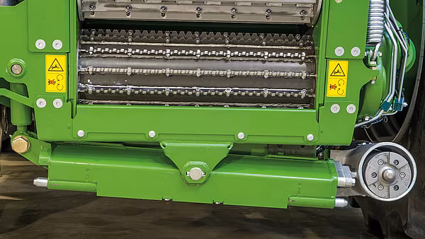 Frontaggregat opphengt i pendelbase som følger terrengets konturer.