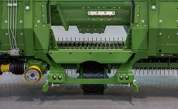 Bakvisning av KRONE EasyFlow pickup-innsamler med høydejusterbare støttehjul og drivverk synlig.
