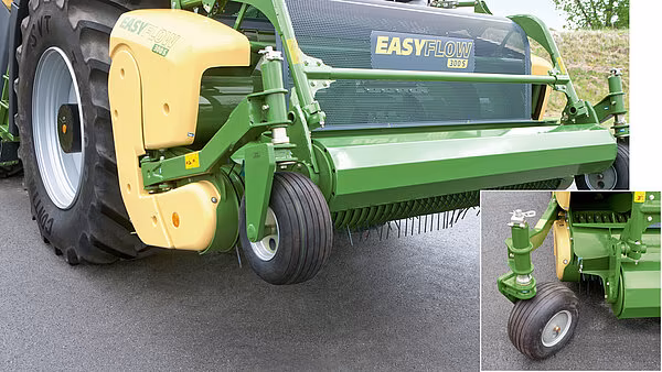 KRONE EasyFlow 300 S i transportposisjon med hydraulisk innfelte støttehjul, vist fra siden og bakfra.