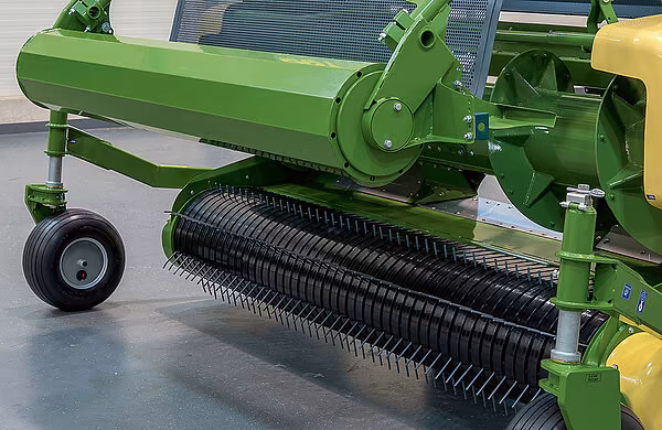 KRONE EasyFlow pickup-innsamler med hevet avlingspressvalse og synlig innmatingssystem for fjerning av fremmedlegemer.