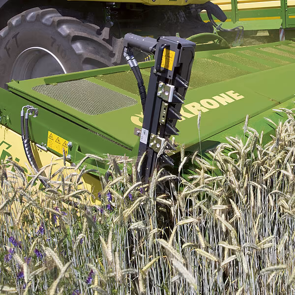 Nærbilde av hydraulisk drevet sidekniv på KRONE XDisc direktekutterskjærebord under høsting av vikkerug-blanding.