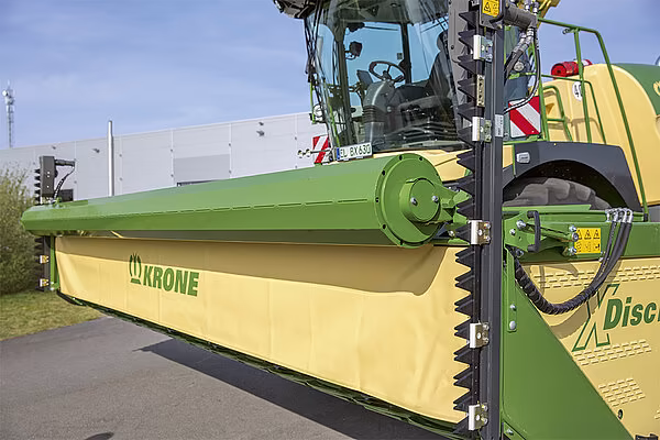 KRONE XDisc skjærebord med valgfri avlingspressvalse montert foran innmatingsåpningen, vist fra siden.