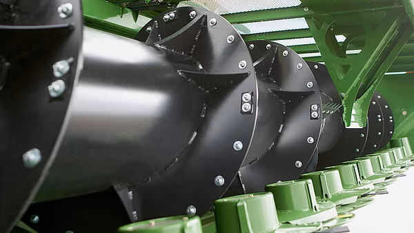 Nærbilde av 900 mm innmatingssnekkeskrue med Hardox sliteplater på KRONE BiG X felthøster.