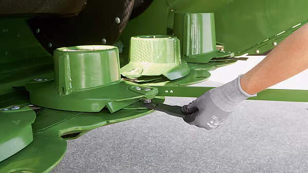 Tekniker bytter kniv på KRONE XDisc skjærebord med hurtigskiftesystem.